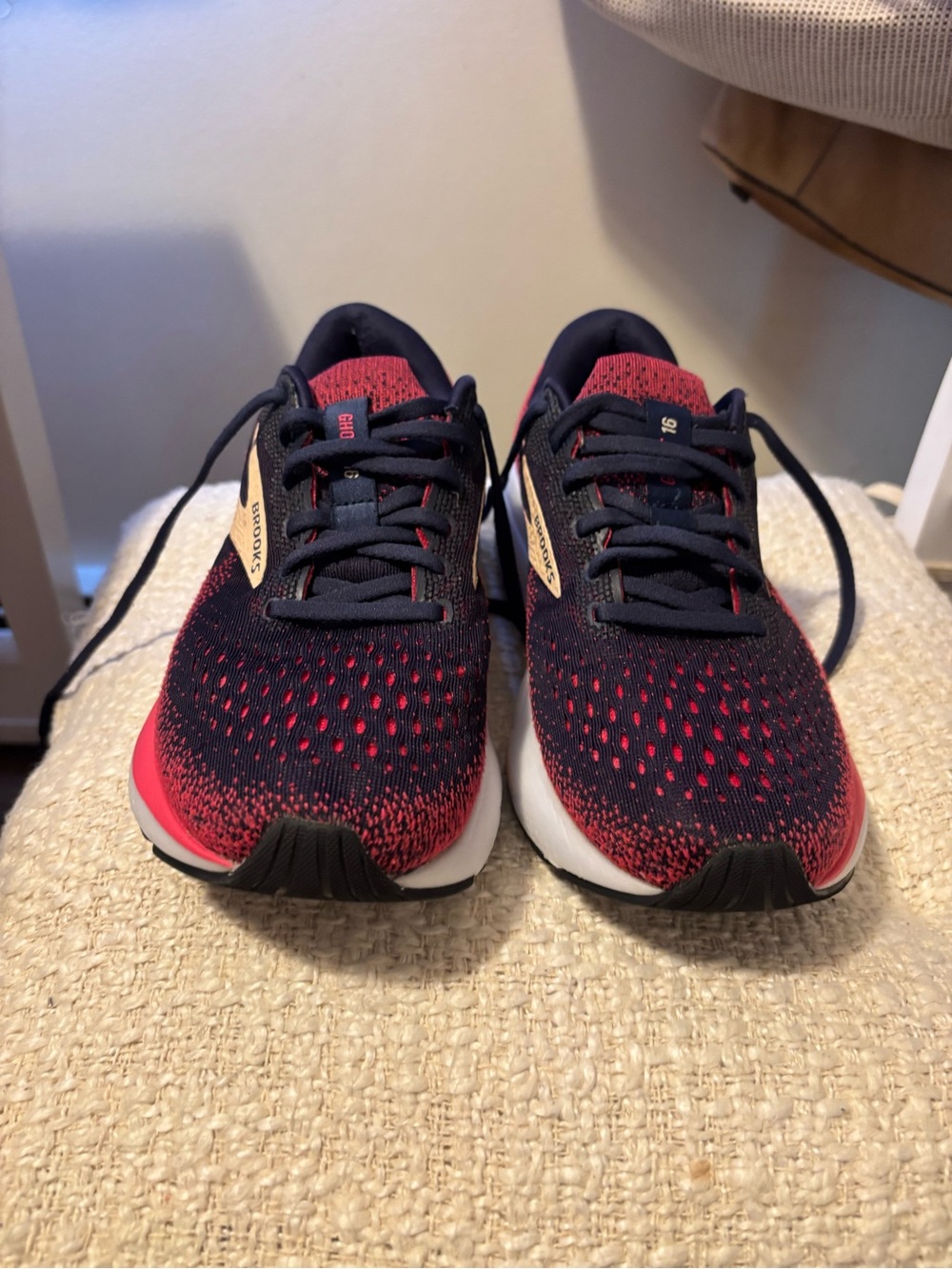 Brooks Women’s ' Running Shoes - Navy and Red size 8.5 great condition